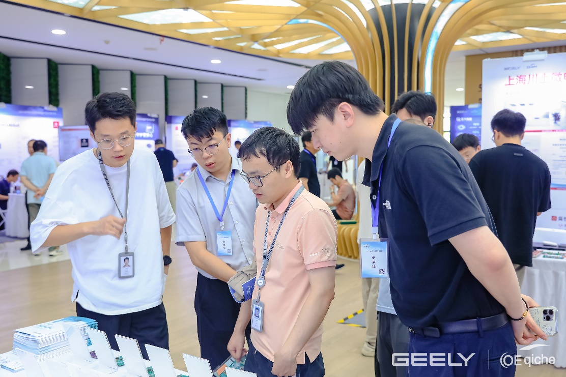 图片包括 人, 室内, 男子, 站AI 天生的内容可能不准确。